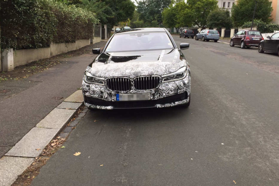 Der Wagen ist in der Einsteinstraße geparkt.