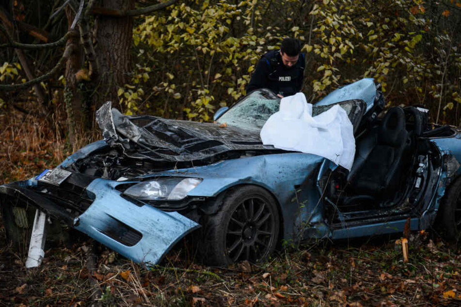 Ein Auto hat sich auf der B5 kurz vor der Landesgrenze von Berlin überschlagen und ist im Graben liegen geblieben.