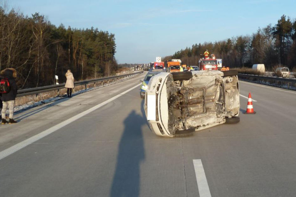 Das Auto blieb auf der Seite liegen.