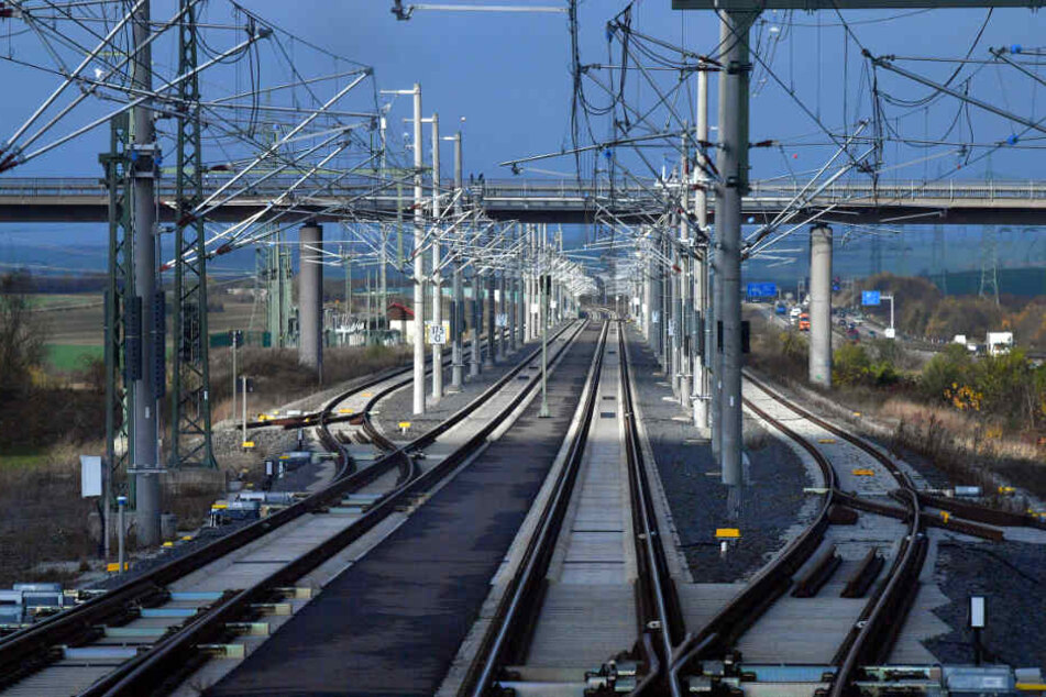 Mit bis zu 300 Stundenkilometern sind die Züge auf der neuen ICE-Strecke zwischen Berlin und München unterwegs.