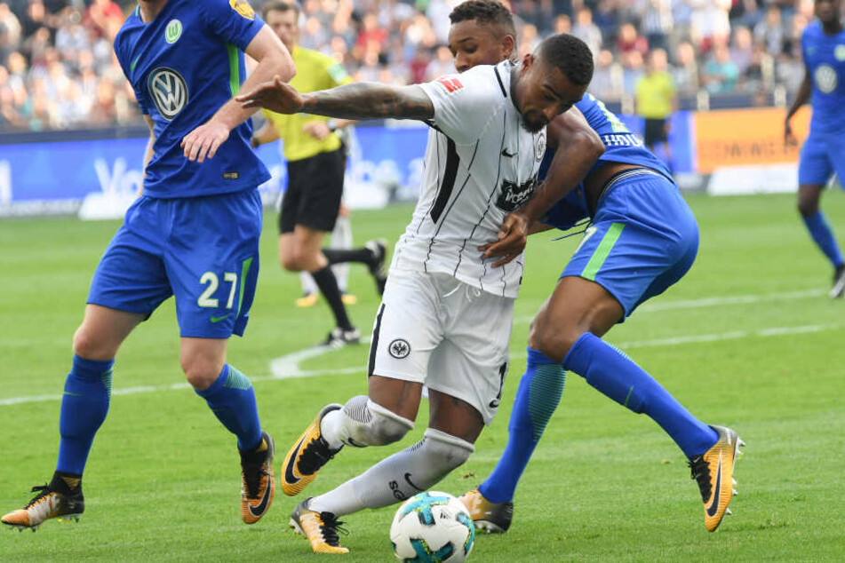 Frankfurts neuer Star Kevin-Prince Boateng (M.) versucht an den Ball zu kommen.