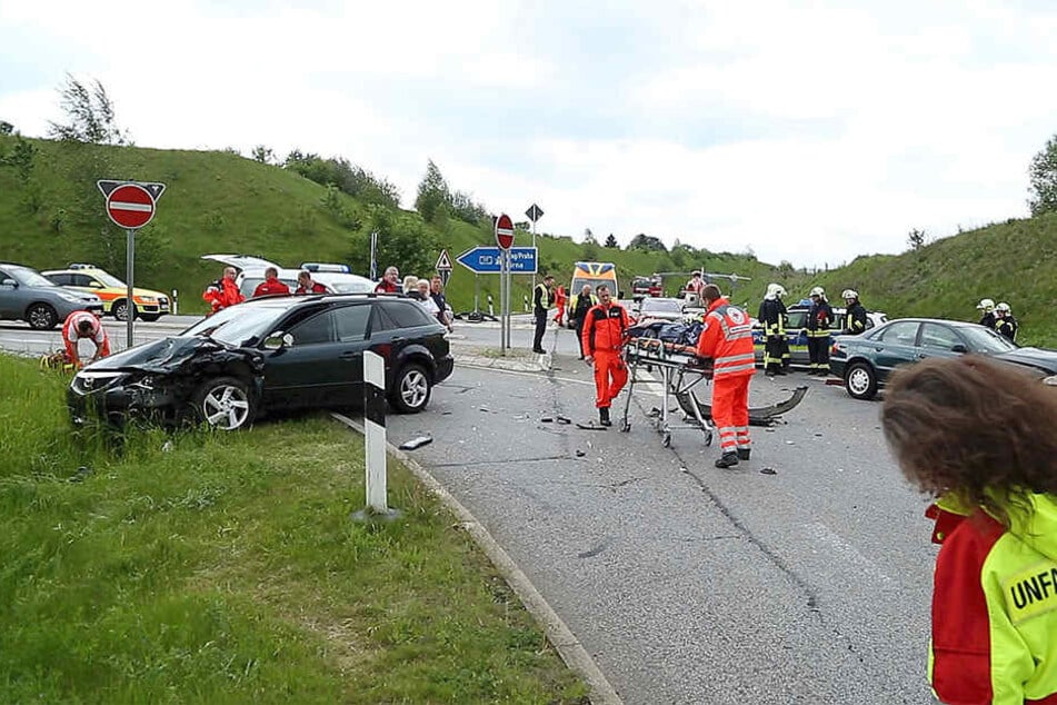 Bei dem Unfall wurden insgesamt fünf Personen verletzt, darunter zwei Kinder.