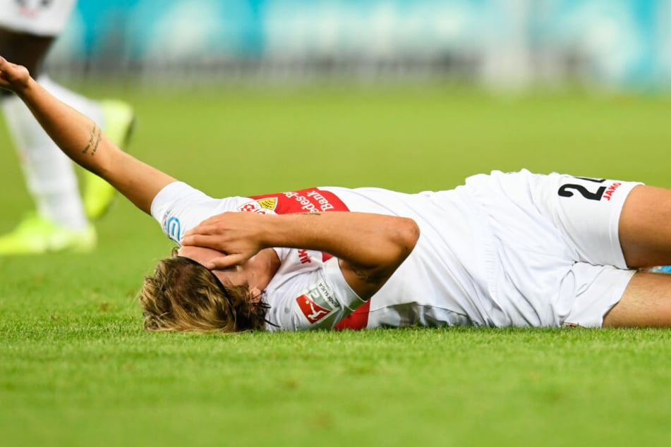 Borna Sosa liegt nach dem Foul am Boden.