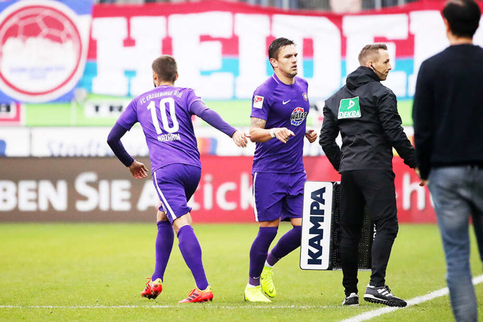 Bäumchen-wechsel-dich: Pascal Testroet (r.) wurde 24-mal ausgewechselt, Dimitrij Nazarov 19-mal eingewechselt - beides Saisonrekorde.