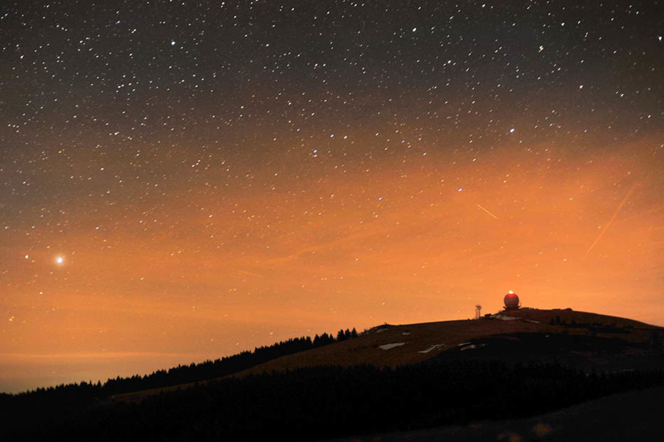 Am Montag, dem 13.11. können Sternenfreunde Venus und Jupiter beobachten, die sich nahe kommen.