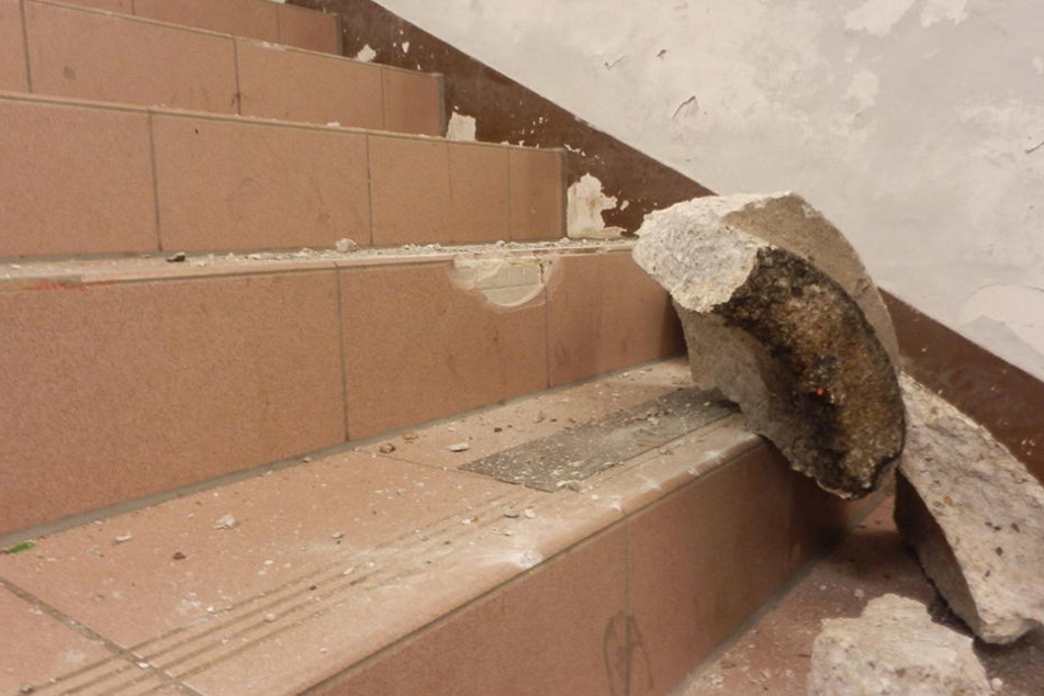 Die Täter warfen einen schweren Betonmülleimer die Treppe hinab.