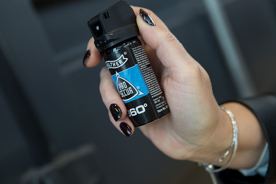 Die Polizei sucht die Frau, die in der Ilsenburger Disko Pfefferspray versprühte. (Symbolbild)