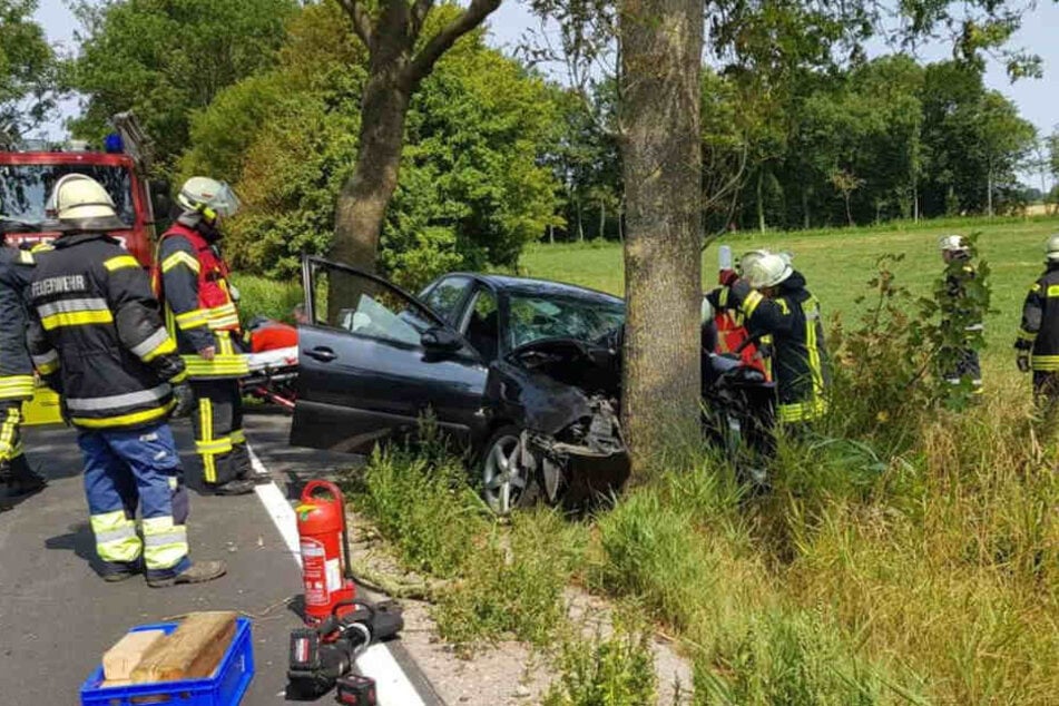 Die Feuerwehr musste den 19-jährigen Fahrer aus dem Wrack befreien.