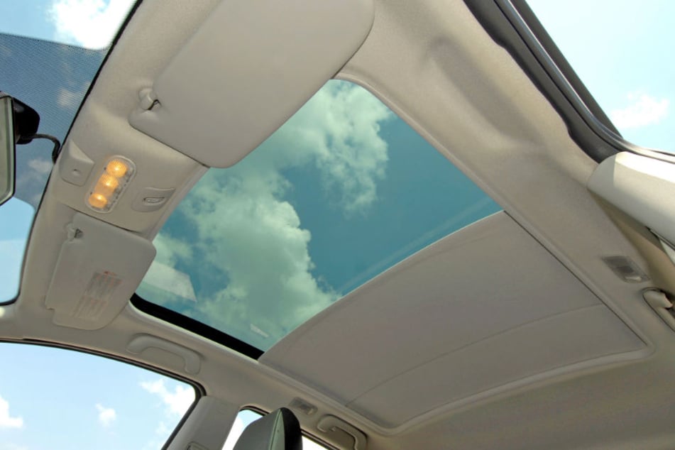 Nach dem Öffnen verlor die 18-Jährige die Kontrolle über ihr Auto. (Symbolbild)