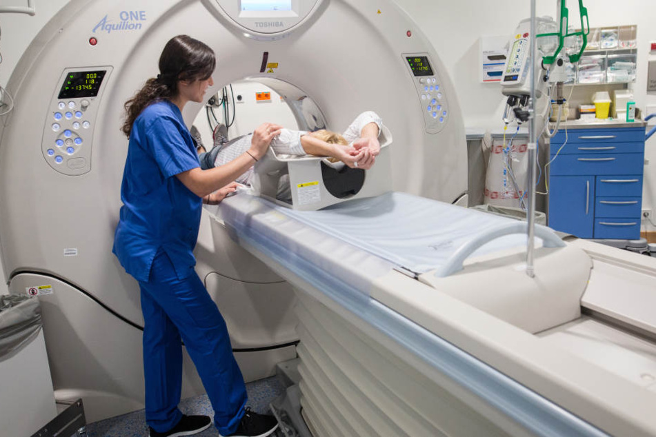 Per Untersuchung kann Krebs bei Patienten festgestellt werden.