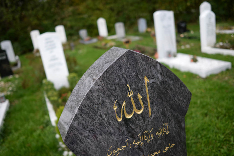Ein Grabstein in der islamischen Sektion auf einem Friedhof.