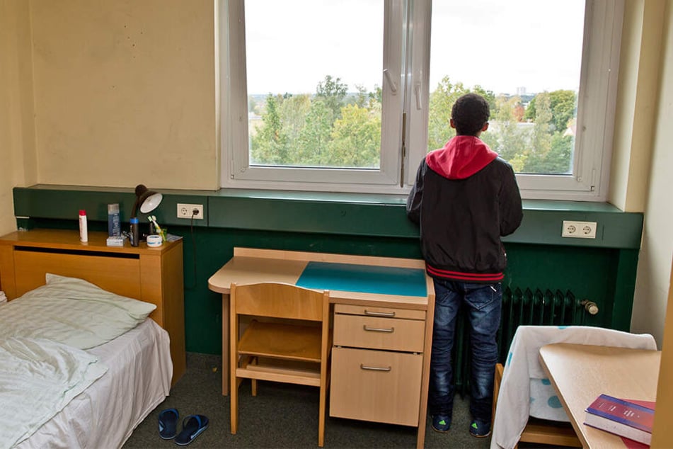 Ein 16-jähriger Flüchtling aus Eritrea steht in seinem Zimmer in einer Wohngruppe für unbegleitete minderjährige Flüchtlinge in Nürnberg.