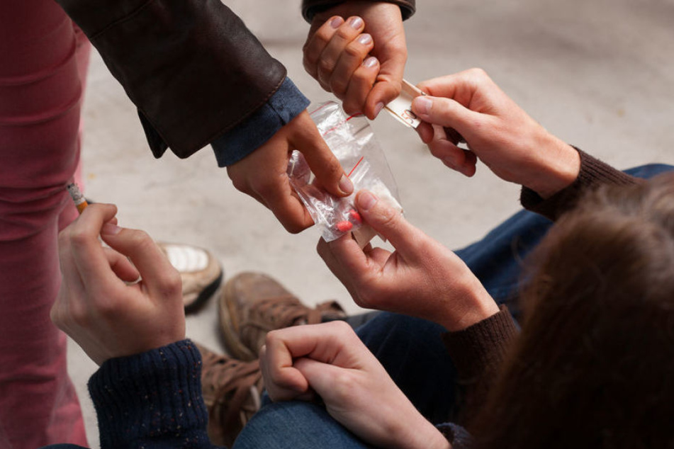 Ein Dealer (33) nahm gezielt Kontakt zu zwei 13-jährigen Mädchen auf und versorgte sie mit Alkohol und Drogen.