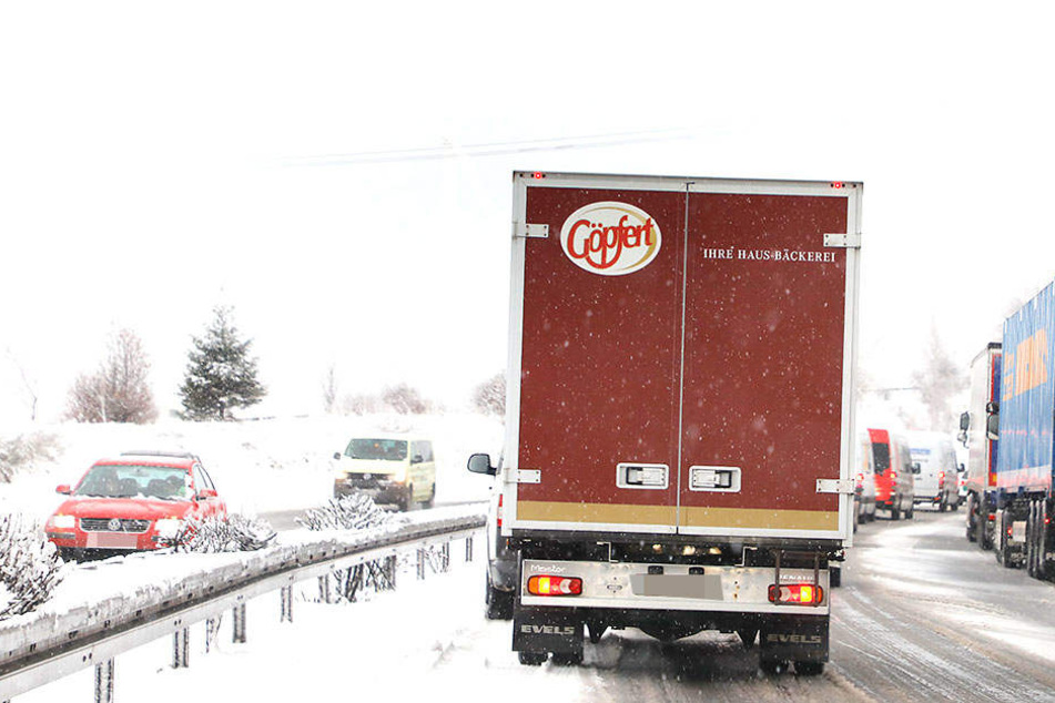 Lkws können im Winter zur Gefahrenquelle werden. (Symbolbild)
