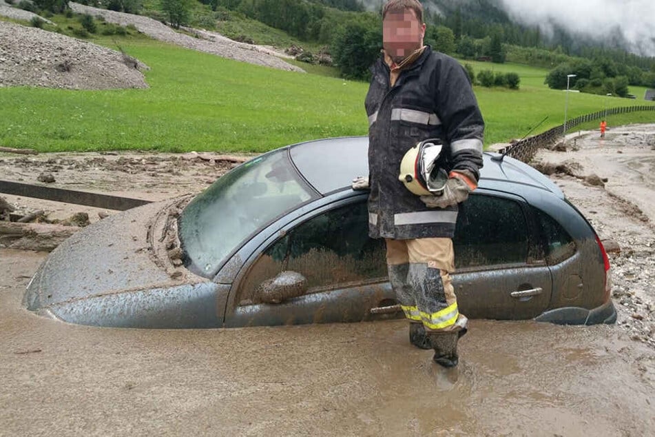 Ein Auto im Gschnitztal steckt bis zu den Fenstern im Schlamm fest.