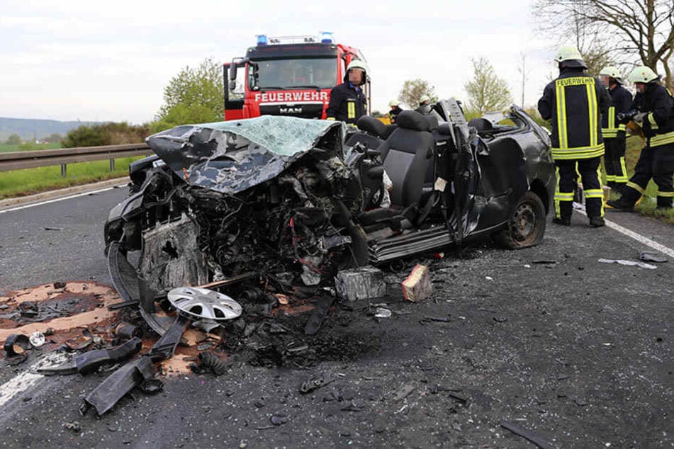 Die Wucht des Aufpralls hat beide Fahrzeuge so stark verformt, dass beide Fahrer schwer eingeklemmt wurden.