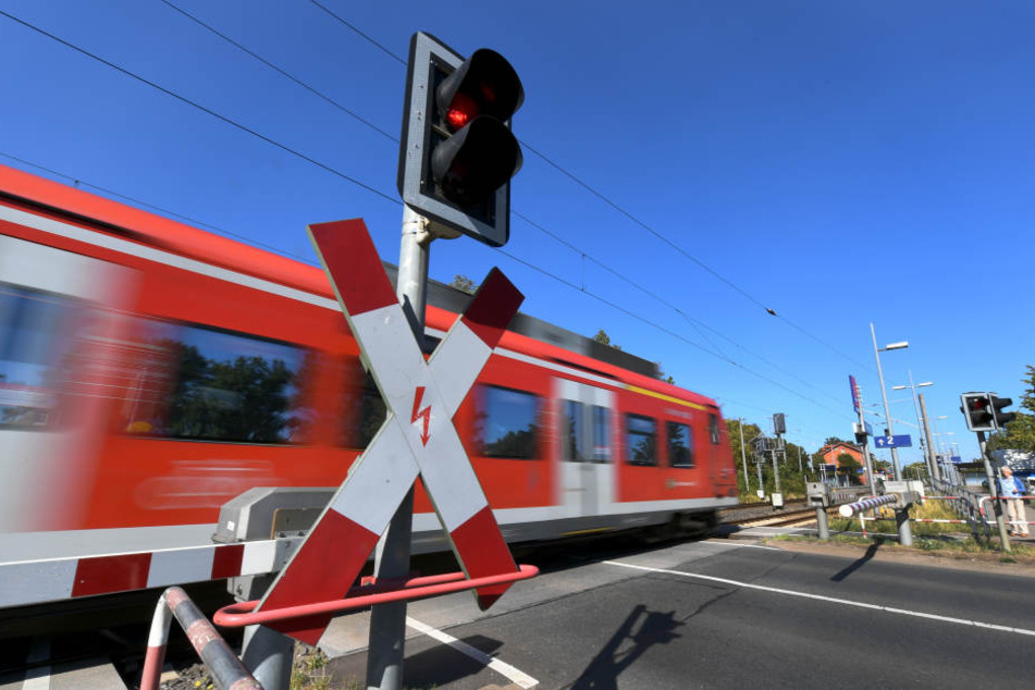 Der Bahnverkehr im Raum Düsseldorf und Köln ist wegen der Vandalismus-Schäden auch am Mittwoch gestört.