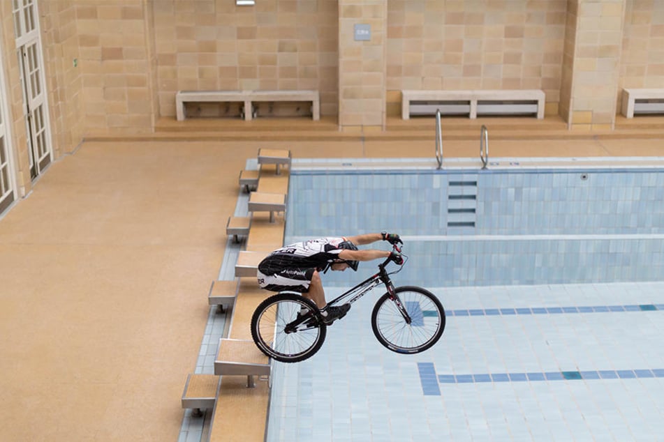 Vom Startblock aus "fliegt" Hannes Herrmann mit seinem Bike durch das Stadtbad.