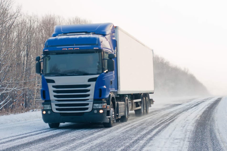 Vor Fahrtantritt räumte der Lkw-Fahrer das Dach seines Fahrzeugs nicht. Die Folge: Eine Eisscholle löste sich und schlug auf der Windschutzscheibe eines Transporters ein (Symbolbild).
