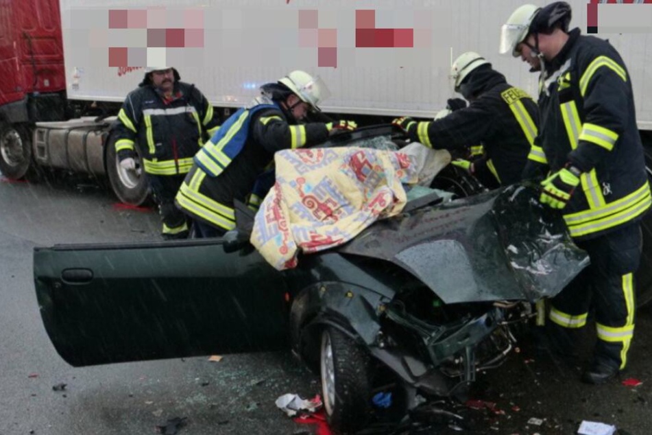 Die Fahrerin wurde bei dem Crash in ihrem Wagen eingeklemmt.