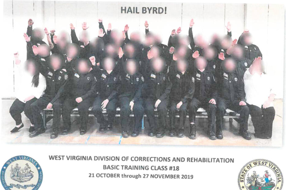 Das Abschlussfoto der Ausbildungsklasse 18 zeigt 34 Hitlergrüße.