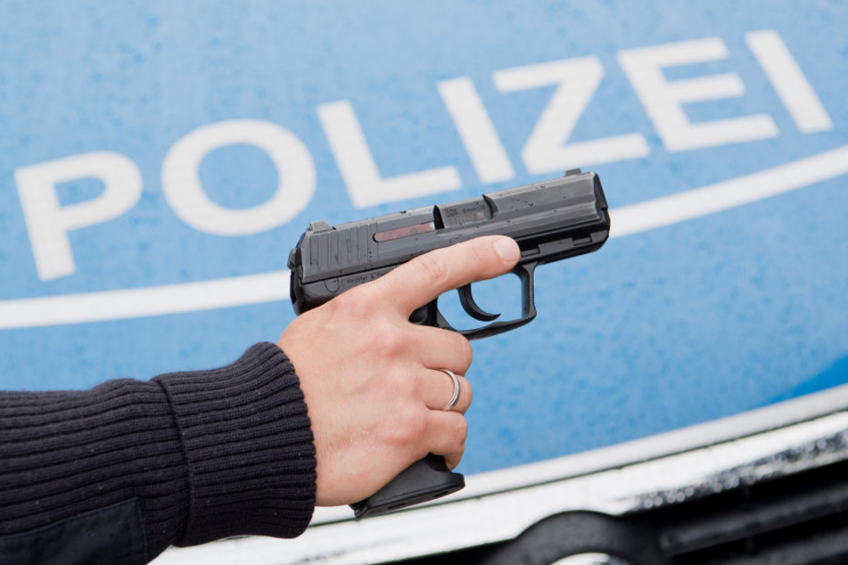 Die Beamten wollten den Mann nur davon abhalten, sich selbst zu verletzen. Doch der kam mit dem Messer auf sich zu.