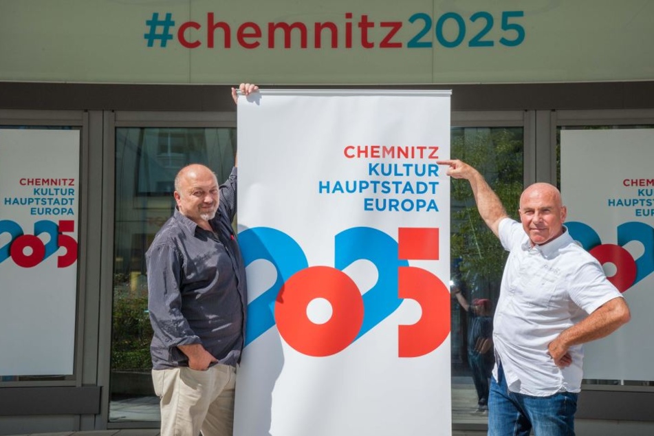 Der Wiener Theatermacher Stephan Rabl (52, l.) und der Straßburger Regisseur Philippe Arlaud (69) sollen Chemnitz europäische Flügel verleihen.