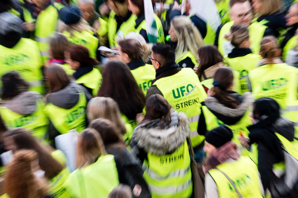Die Flugbegleiter fordern unter anderem höhere Spesen und Zulagen. (Archiv)