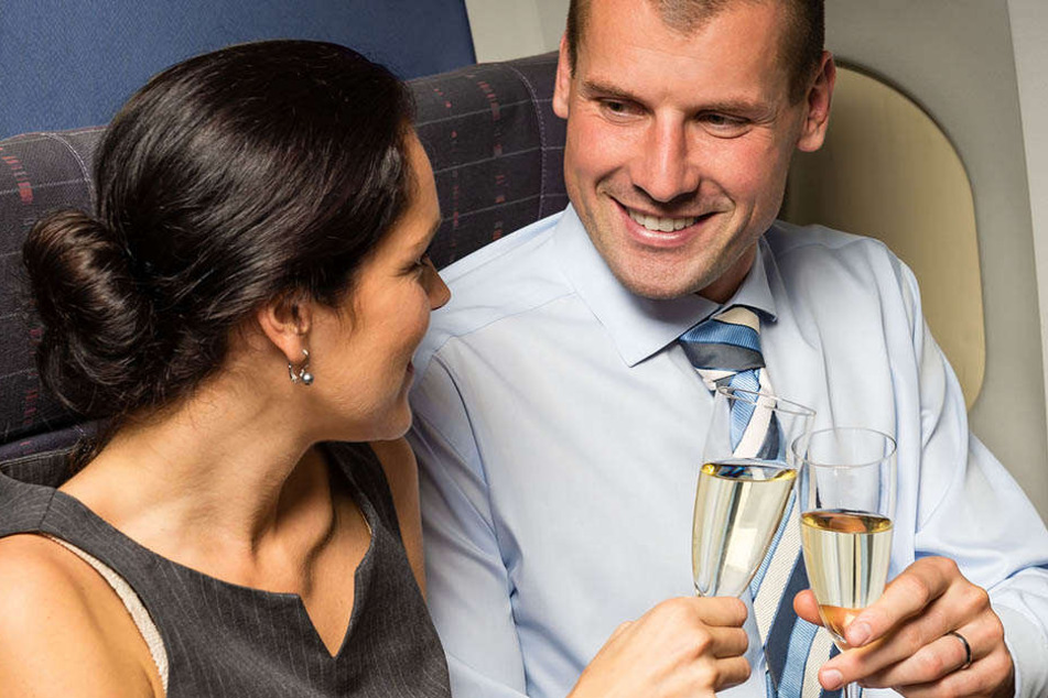 Schrecklich! Nicht mal Champagner gibt's mehr im Flieger ...