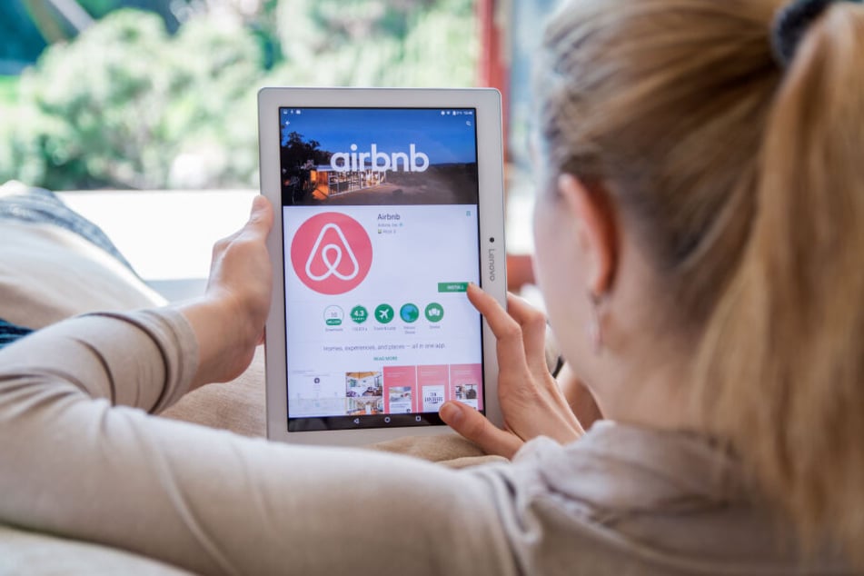 Ferienwohnungen lassen sich auf Internet-Plattformen wie Airbnb teurer vermieten. (Symbolbild)