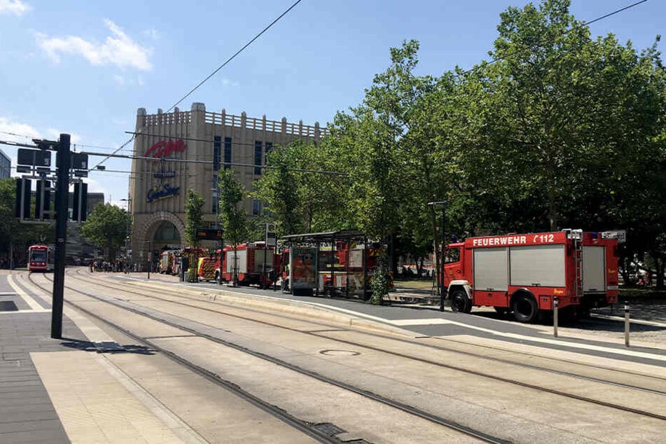 Die Feuerwehr fuhr mit mehreren Lösch- und Einsatzfahrzeugen an der Galerie Roter Turm vor.
