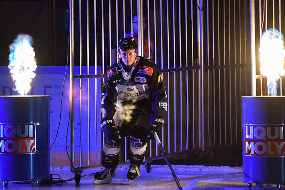 Mit viel Power stürmen die Eislöwen wie hier Martin Davidek in den Löwenkäfig. Sind sie daheim etwas übermotiviert und dadurch nervös?