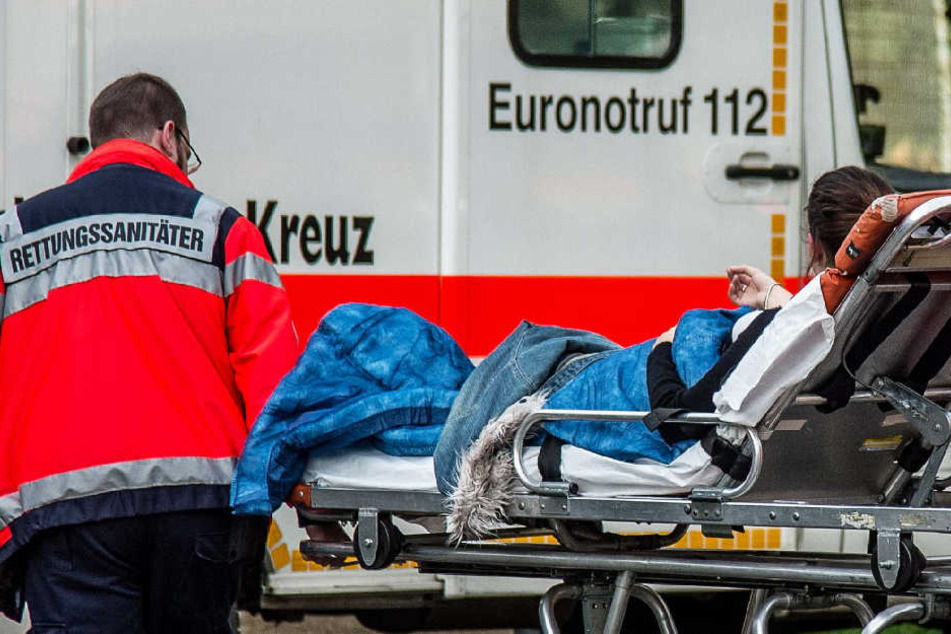 Die 20-Jährige wurde mit Verletzungen in ein Krankenhaus gebracht (Symbolbild).