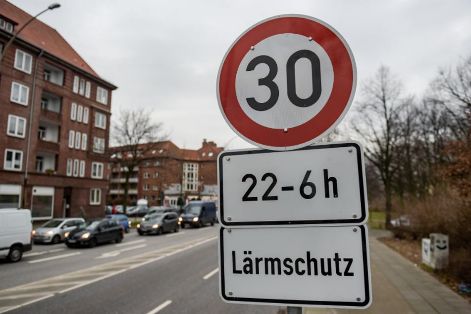 Zum Schutz der Anwohner vor Lärm gilt auf einigen Straßen nachts ein niedrigeres Tempolimit als tagsüber.