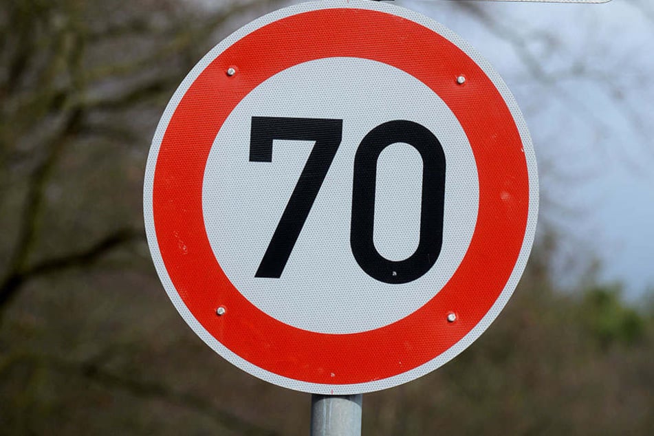 Die Geschwindigkeitsbegrenzung von 70 km/h ignorierte ein 29-jähriger Herford einfach mal. Mit 75 Sachen zu viel wurde er dann von der Polizei angehalten.