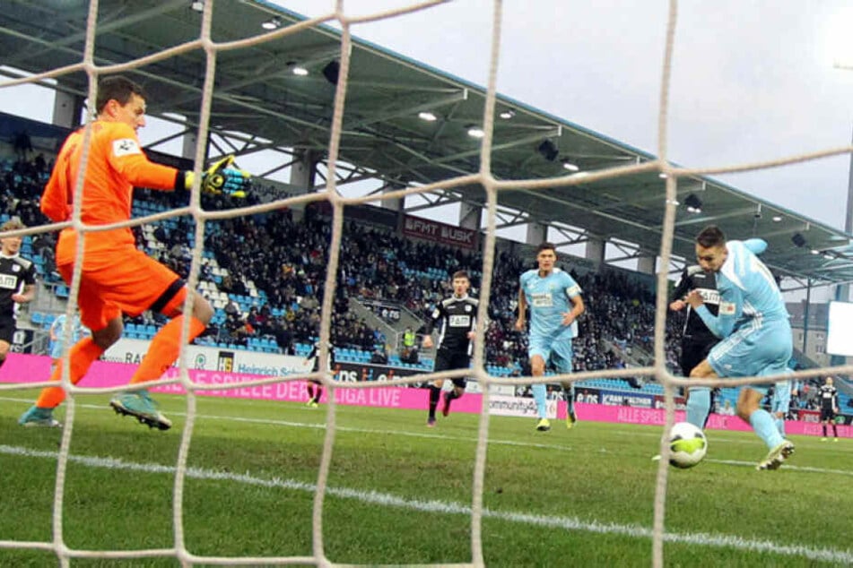Daniel Frahn (r.) trifft gegen Magdeburgs Keeper Jan Glinker zum 2:3.
