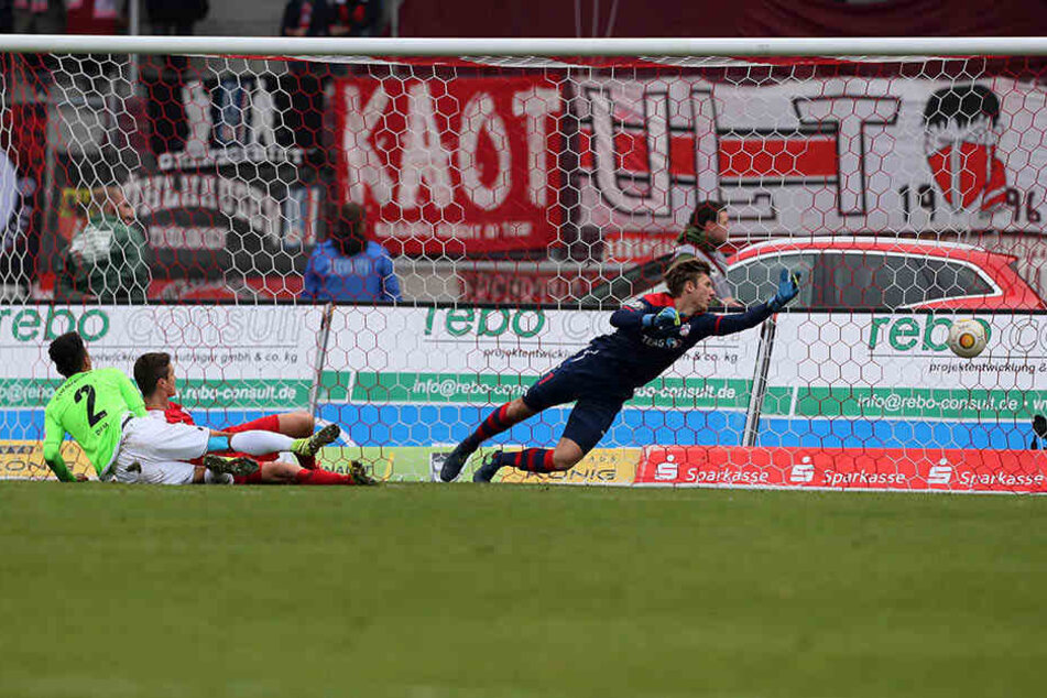 So führte der CFC 1:0! Jamil Dem überwand RWE-Keeper Philipp Klewin.