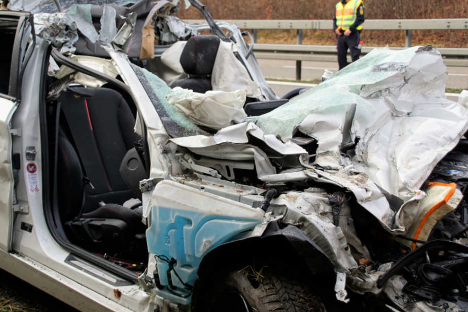 Das Auto wurde bei dem Unfall völlig zerstört.