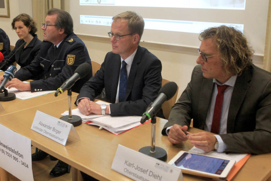 Die Staatsanwälte Alexander Boger (2.v.r) und Karl-Josef Diehl (r.) halten den Festgenommenen für den Erpresser.