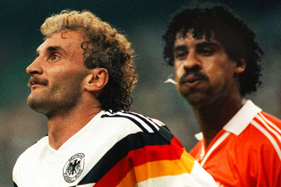 Beim WM-Achtelfinale 1990 bespuckte der niederländische Superstar Frank Rijkaard (r.) Deutschlands Stürmer Rudi Völler (l.).
