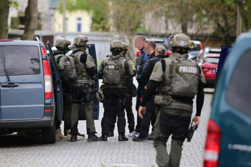 Mit einem Großaufgebot suchte die Polizei in Leutzsch am 9. Mai nach dem mutmaßlichen Waffenträger.