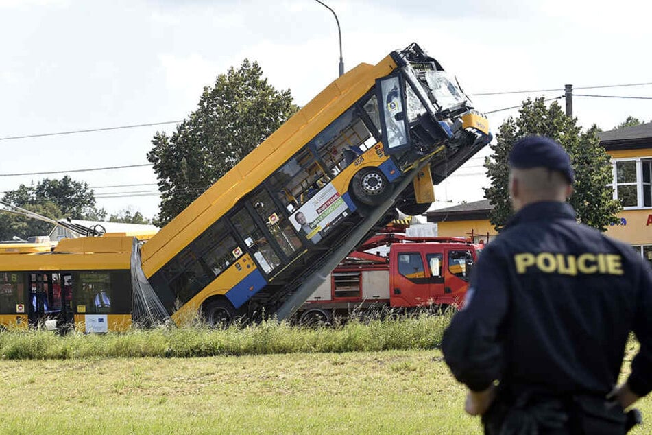 Der Bus knallte gegen einen Leitungsmast und rutschte an diesem hinauf.