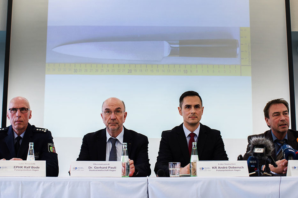 Der Leiter der Pressestelle, Ralf Bode (v.l.n.r.), der Oberstaatsanwalt der Staatsanwaltschaft Hagen, Gerhard Pauli, der Leiter des Staatsschutzes in Hagen, Andre Dobersch und der Leiter der Mordkommission, Ralf Eickler, äußern sich in Hagen (Nordrhein-We
