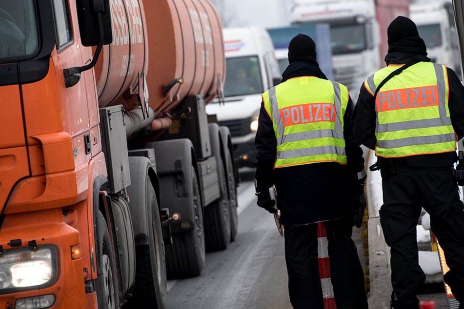 Die Bundesstraße 588 war während der Bergungsarbeiten gesperrt. (Symbolbild)