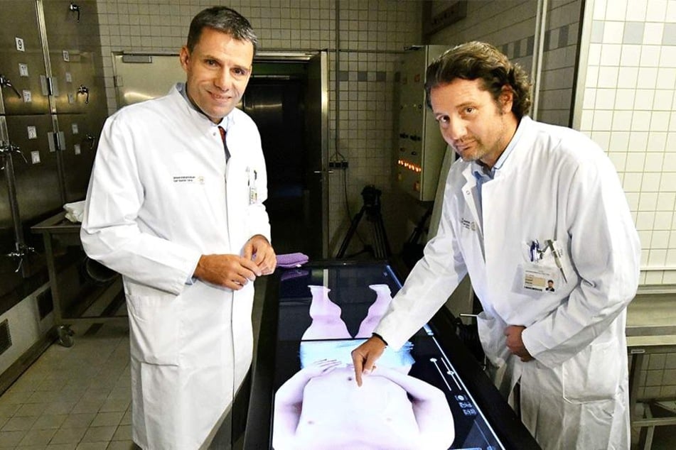 TU-Wissenschaftler und Anatom Dr. József Jászai (48, rechts) und
Uniklinik-Chirurg Jürgen Weitz (51) zerlegen eine Leiche auf dem virtuellen
Seziertisch.