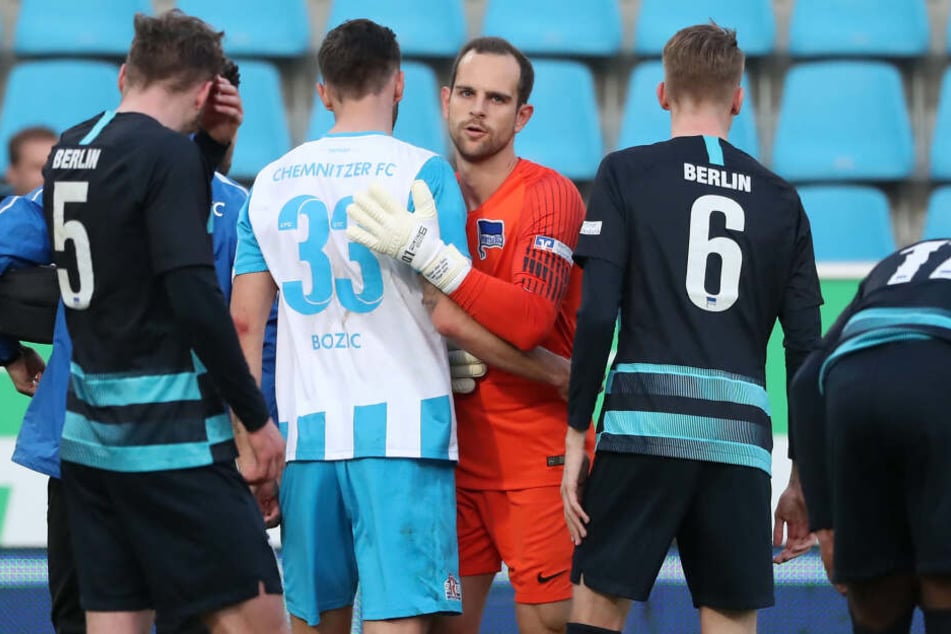 Gersbeck (2.v.r.) wurde nach der Aktion mit Bozic bei jeder Ballberührung von den CFC-Fans gnadenlos ausgepfiffen.