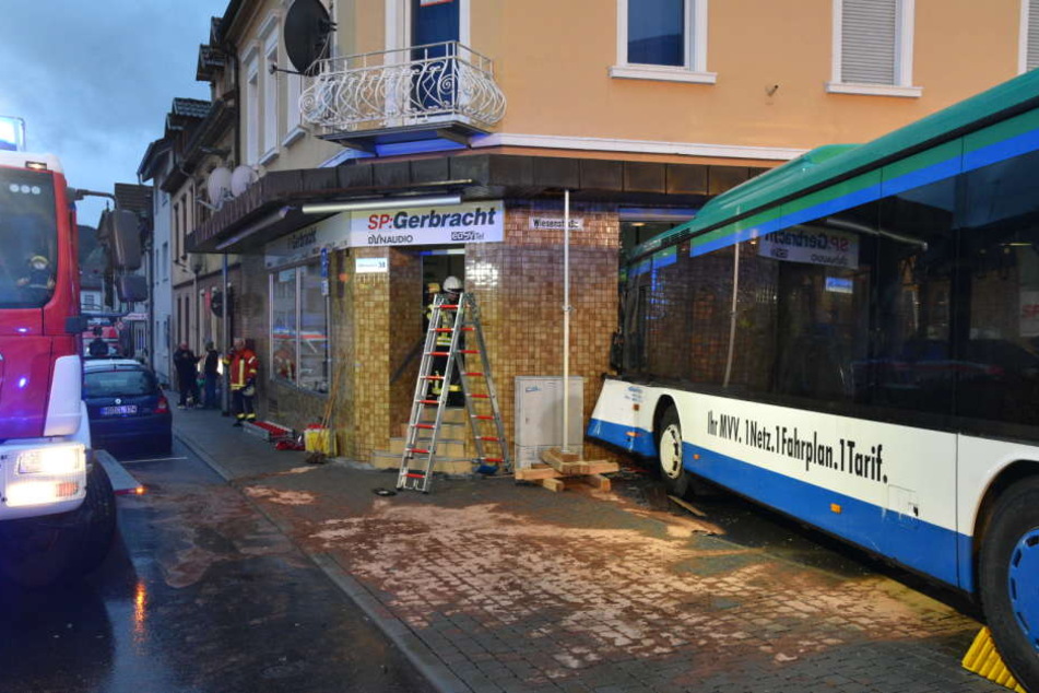 Der Bus prallte voll gegen die Hauswand.