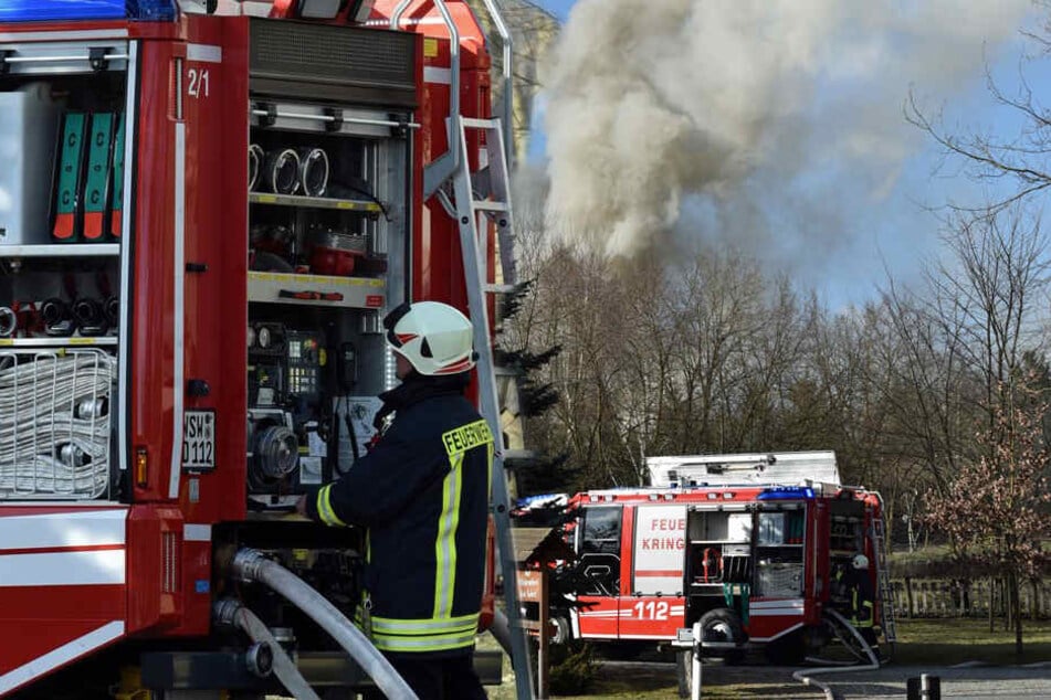 Zahlreiche Kameraden hatten alle Hände voll zu tun, ein Übergreifen der Flammen zu verhindern.