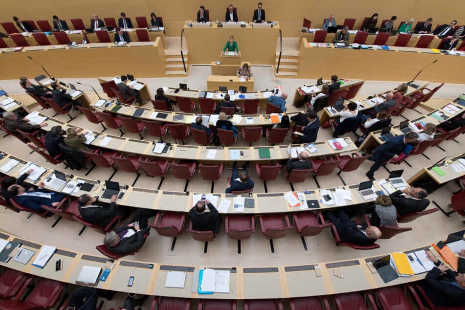 Der Landtag in Bayern beschäftigt sich am Mittwoch mit zwei wichtigen Themen.