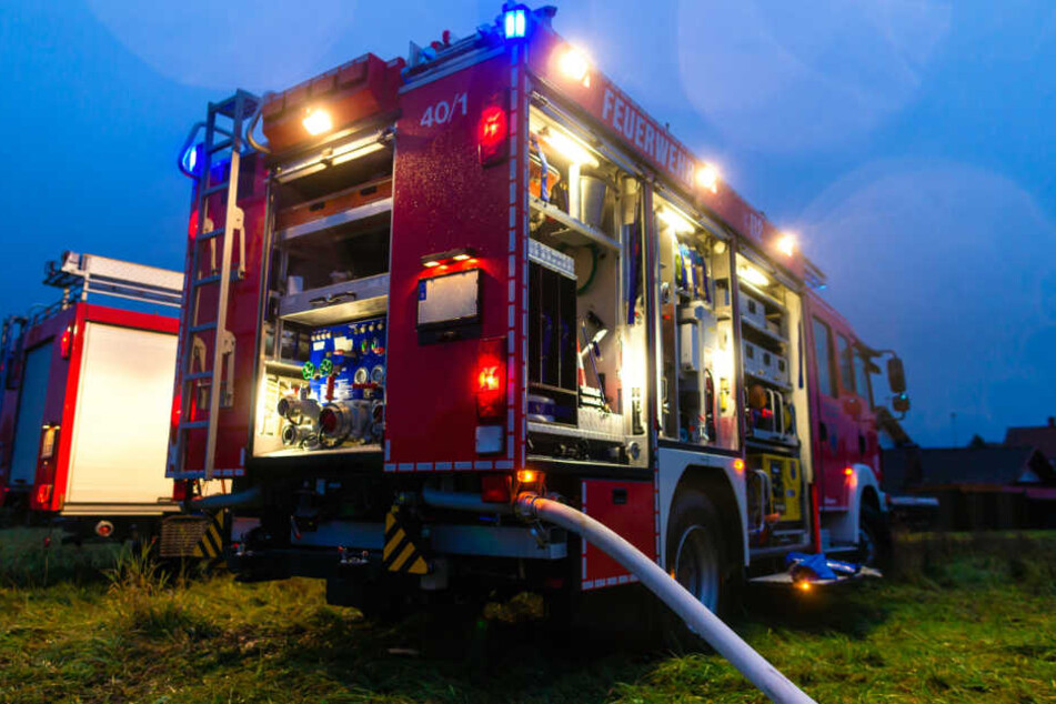Die Feuerwehrleute löschten den Brand. (Symbolbild)